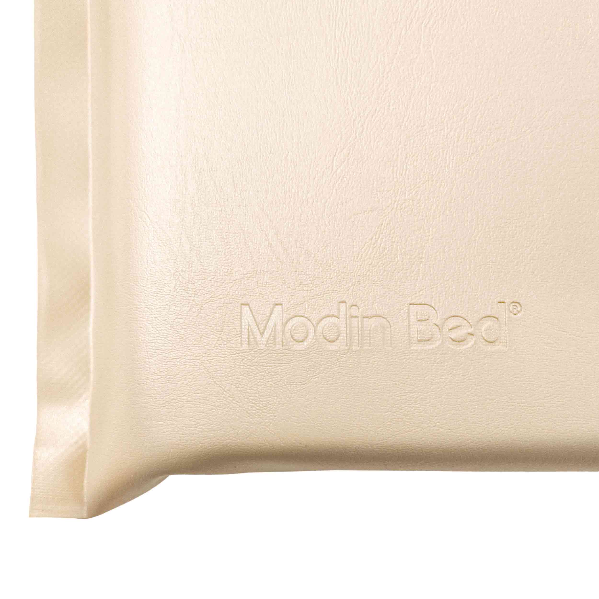 Närbild Modin Bed beige hundbädd med logotyp