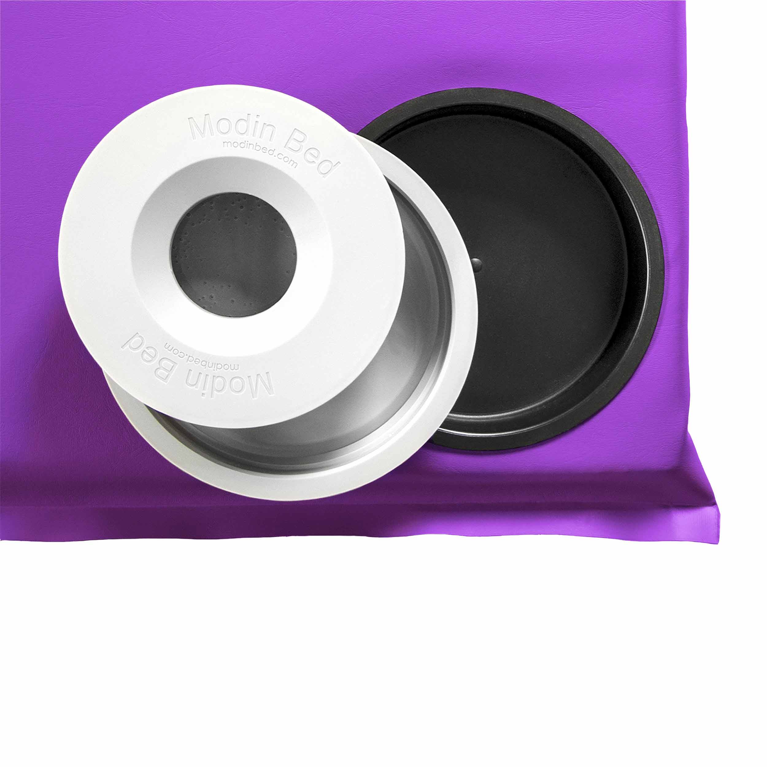 Närbild Modin Bed lila hundbädd med skål på höger sida