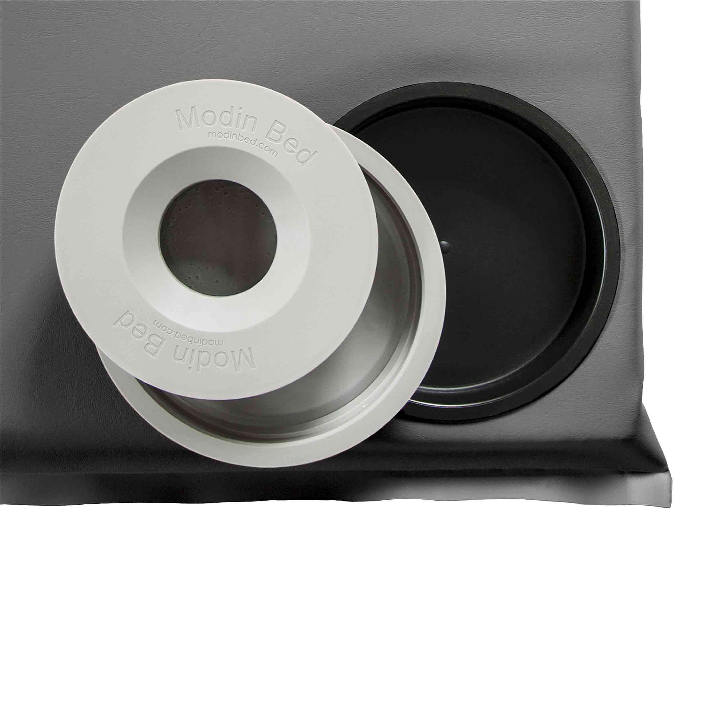 Närbild Modin Bed mörkgrå hundbädd med skål på höger sida