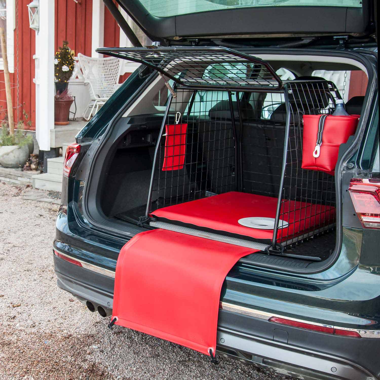 Röd bagageväska med matchande hundtillbehör